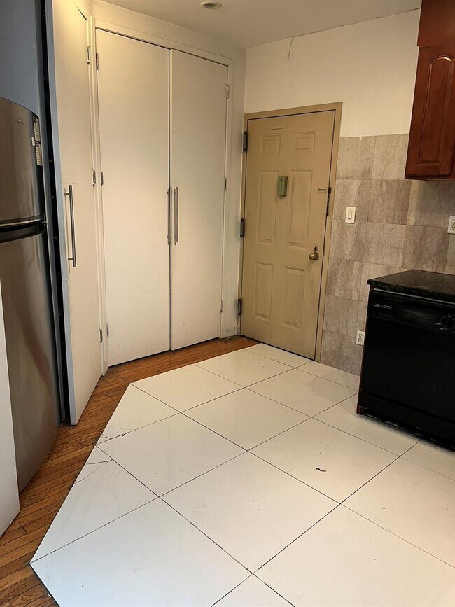 42-31 Colden St in Queens, NY - Building Photo - Building Photo