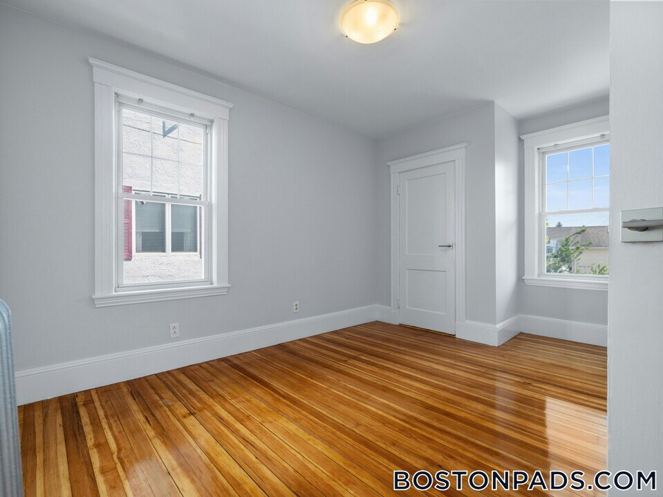 16 Windsor Rd in Medford, MA - Building Photo