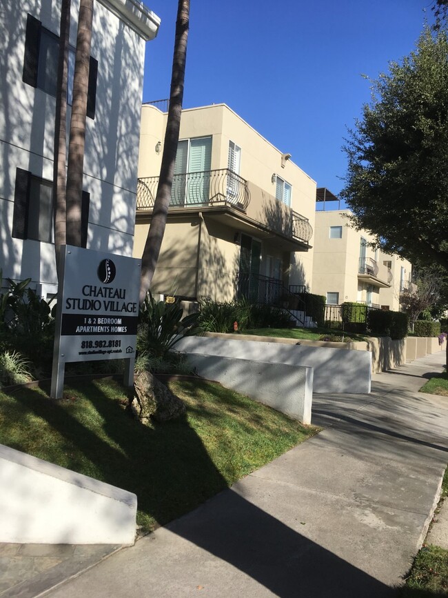 Chateau Studio Village Apartments in North Hollywood, CA - Foto de edificio - Building Photo