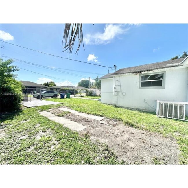 7156 NW 15th Ct in Miami, FL - Foto de edificio - Building Photo