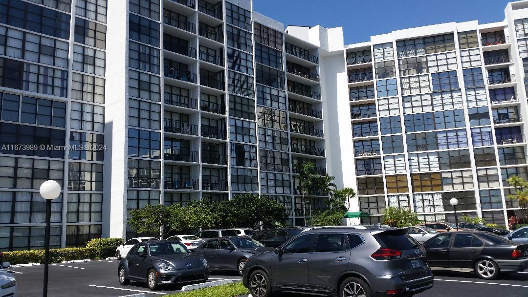 800 Parkview Dr, Unit 212 in Hallandale Beach, FL - Building Photo