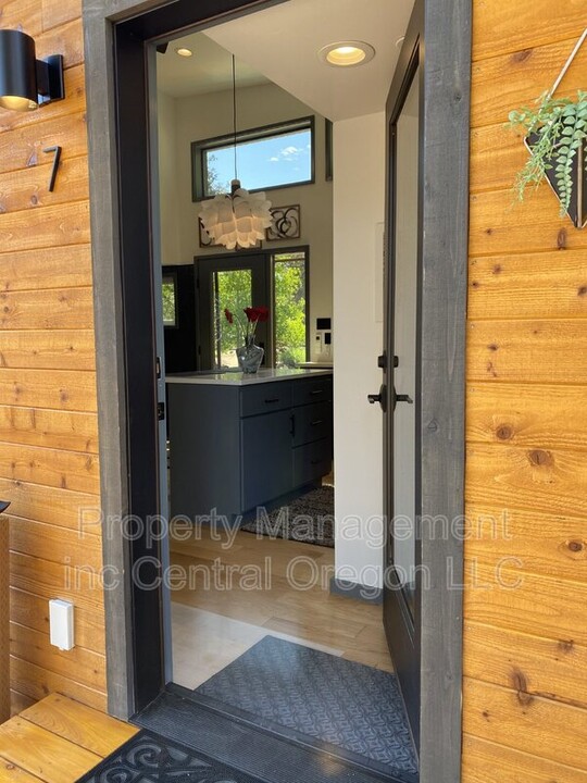 61301 Benham Rd in Bend, OR - Building Photo