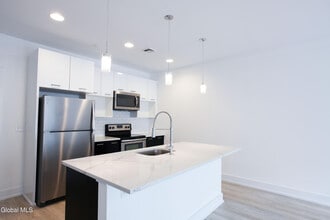 21 Whistler Ct in Saratoga Springs, NY - Building Photo - Building Photo