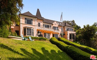 1954 Hillcrest Rd in Los Angeles, CA - Building Photo