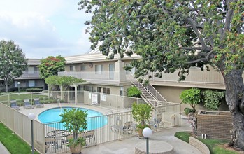 Renaissance Park in Anaheim, CA - Foto de edificio - Building Photo