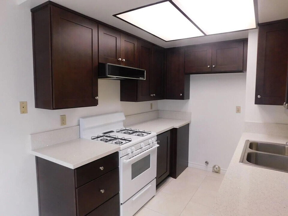 4831 King Cir in Huntington Beach, CA - Building Photo