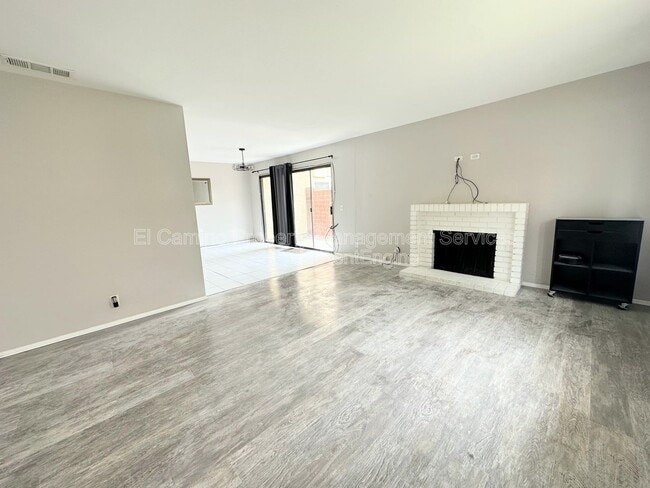 955 Lamark Ln in Anaheim, CA - Building Photo - Building Photo