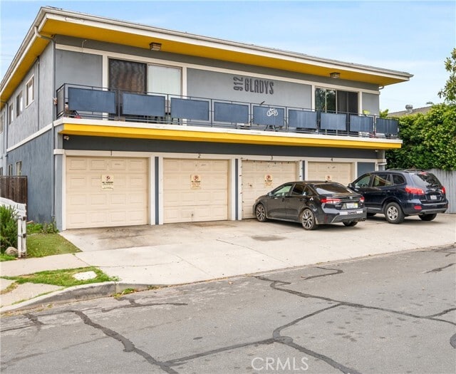912 Gladys Ave