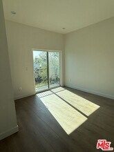 2135 S Longwood Ave in Los Angeles, CA - Building Photo - Building Photo