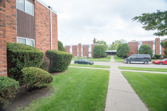 Carriage House Apartments in Flint, MI - Foto de edificio - Building Photo