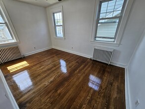 824 Roosevelt Ave in Secaucus, NJ - Building Photo - Building Photo