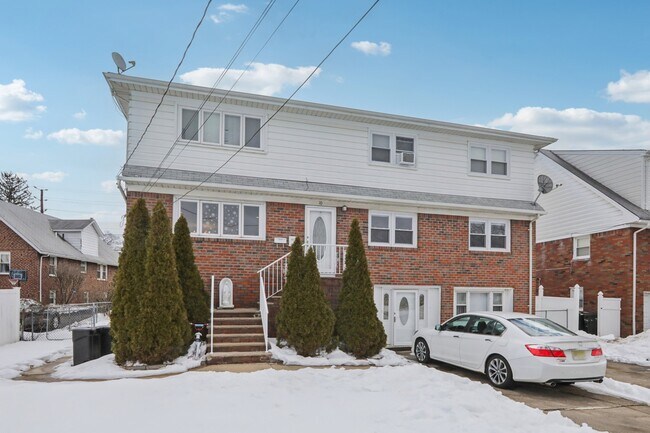 10 Millo Pl, Unit 10 in Little Ferry, NJ - Foto de edificio - Building Photo