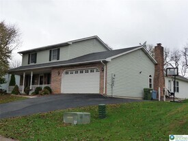 4705 Pheasant Run Ct in Bethlehem, PA - Building Photo