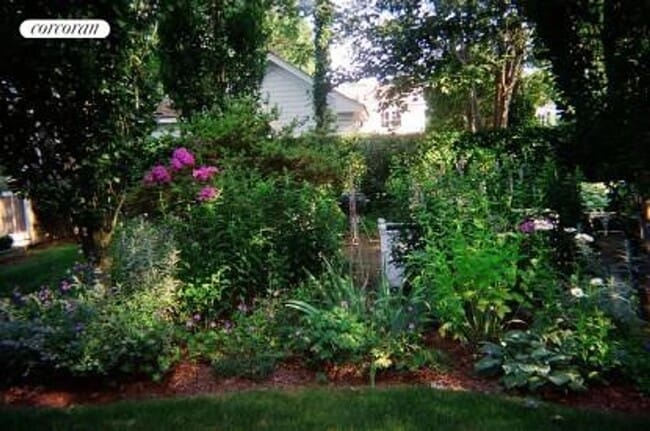 110 Burnett St in Southampton, NY - Building Photo - Building Photo