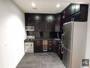 West 52nd Street, Unit 1A in New York, NY - Building Photo - Building Photo