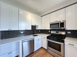 661 W Wrightwood Ave in Chicago, IL - Building Photo - Building Photo