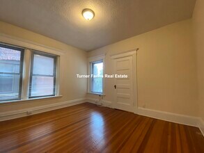 1382A Beacon St, Unit 4 in Brookline, MA - Foto de edificio - Building Photo