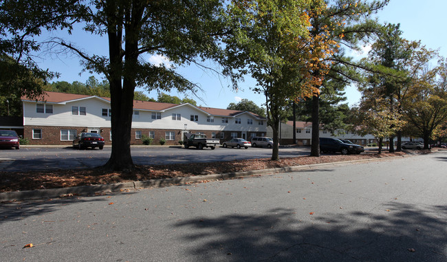 Oak Village Apartments in Graham, NC - Foto de edificio - Building Photo