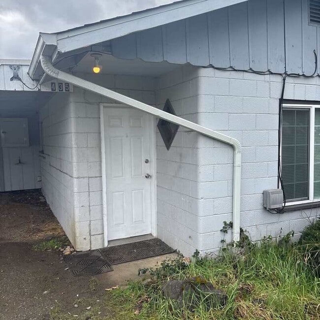 435 NE Russell Ave in Roseburg, OR - Building Photo - Building Photo