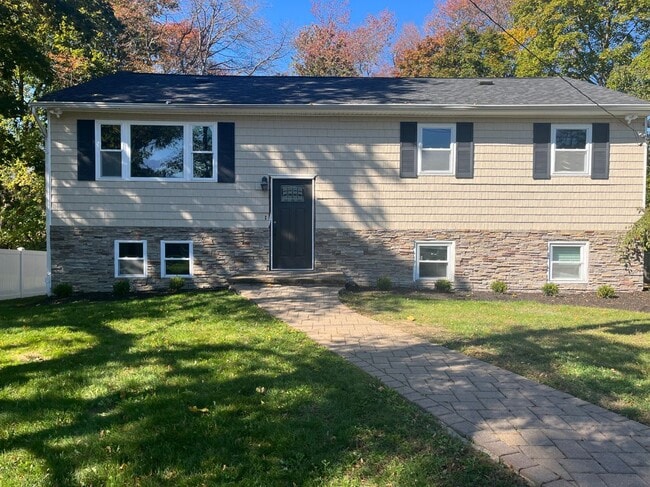 26 Hanover Pl in Smithtown, NY - Building Photo - Building Photo