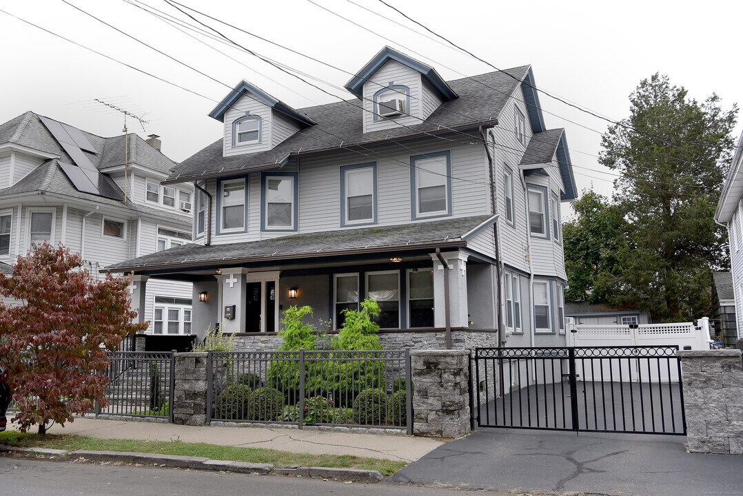 64 Livingston Pl in Bridgeport, CT - Building Photo
