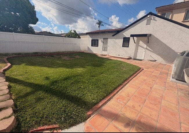 10614 Shellyfield Rd in Downey, CA - Foto de edificio - Building Photo