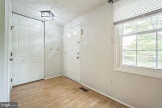 10301 Granite Creek Ln in Oakton, VA - Building Photo - Building Photo