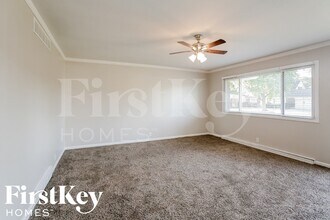 5920 Schoolwood Dr in Speedway, IN - Foto de edificio - Building Photo