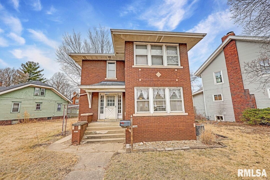 1803 W Main St in Peoria, IL - Building Photo
