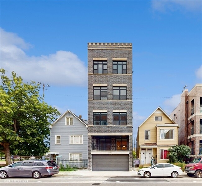 3253 N Elston Ave in Chicago, IL - Building Photo - Building Photo