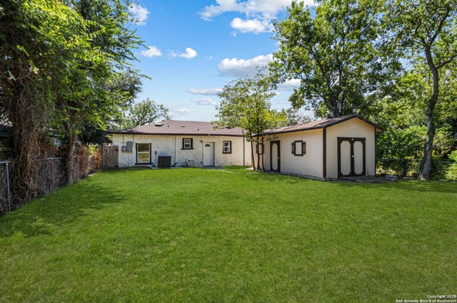 911 W Wildwood Dr in San Antonio, TX - Foto de edificio - Building Photo
