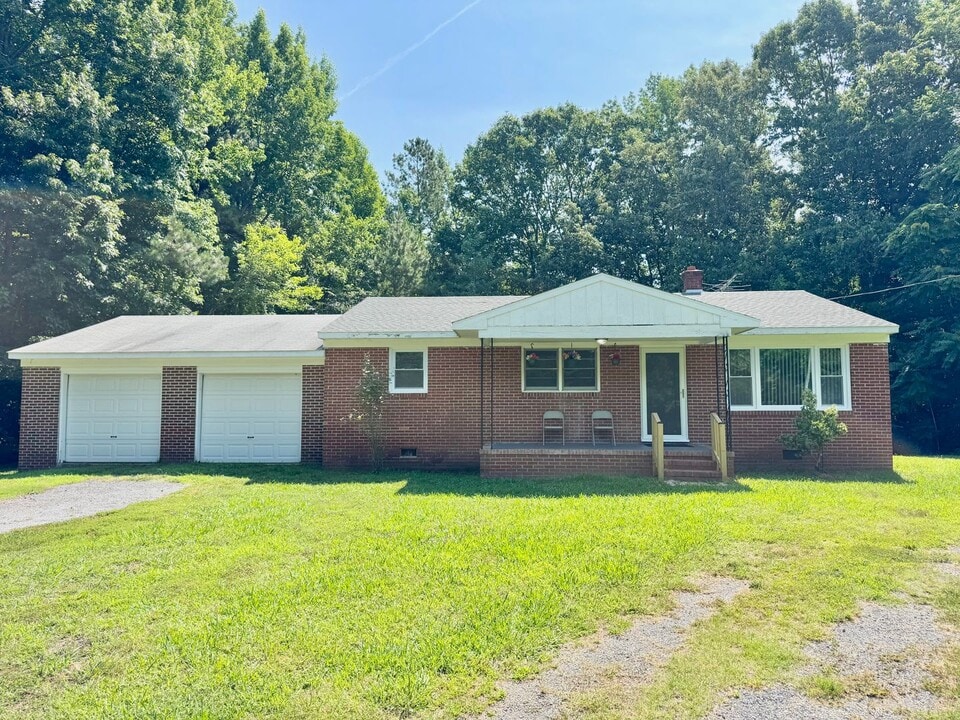 615 Old Indian Rd in Brodnax, VA - Building Photo