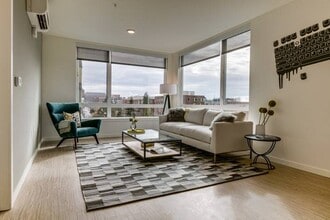 Augusta Apartments in Seattle, WA - Foto de edificio - Building Photo