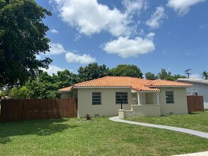 875 Westward Dr in Miami Springs, FL - Building Photo - Building Photo