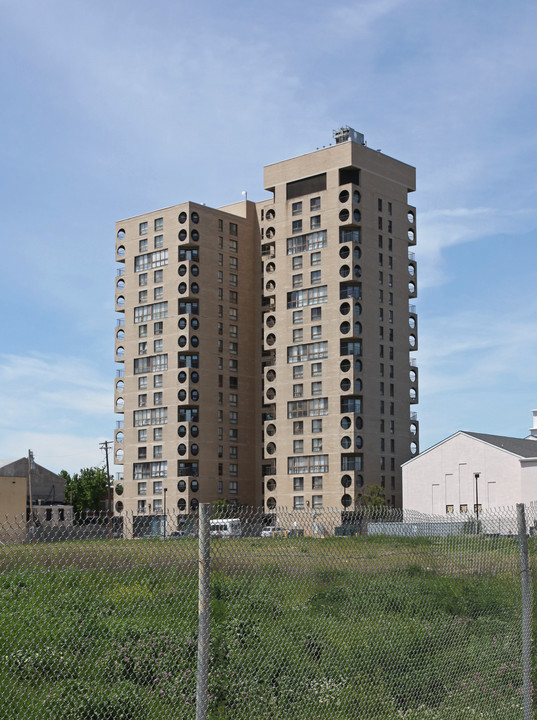 Monument East Apartments in Baltimore, MD - Building Photo