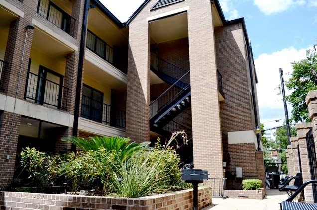 Twelve Oaks Condominiums in Austin, TX - Foto de edificio - Building Photo