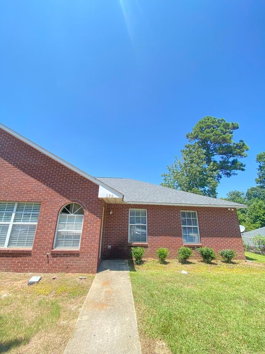 696 Yeager Ln in Auburn, AL - Building Photo