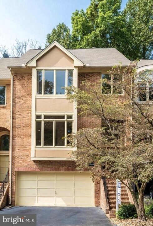 11509 Hemingway Dr in Reston, VA - Building Photo
