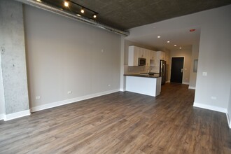 3832 N Broadway St, Unit 406 in Chicago, IL - Building Photo - Building Photo