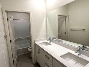 5876 Markham Ct in Tracy, CA - Building Photo - Building Photo