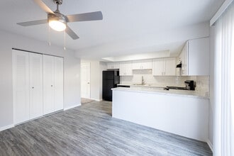 Country Lake Estates in Indianapolis, IN - Foto de edificio - Building Photo