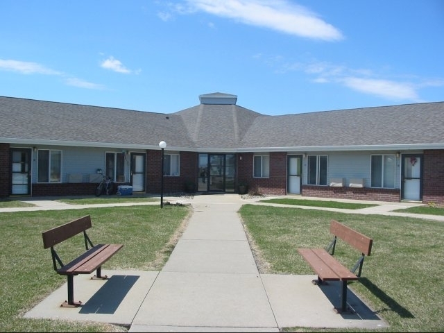 Cedar Crossing 1 in Boone, IA - Building Photo