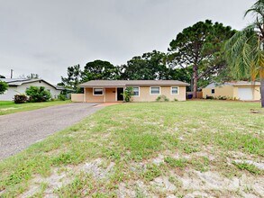 2147 66th Ave S in St. Petersburg, FL - Foto de edificio - Building Photo