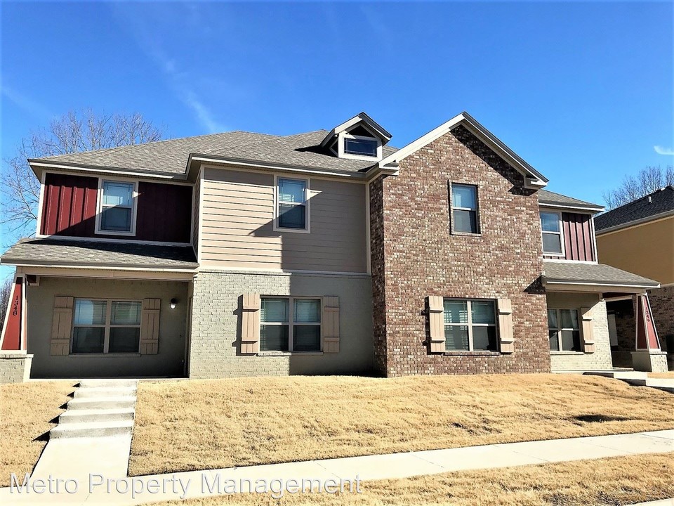 1346 N Corsica Dr in Fayetteville, AR - Foto de edificio
