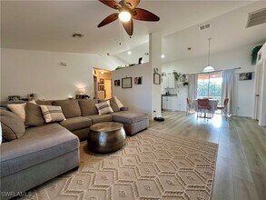 4013 NE 10th Pl in Cape Coral, FL - Foto de edificio - Building Photo