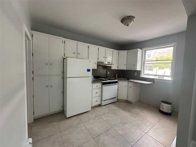 13 Hazel St in Glen Cove, NY - Building Photo - Building Photo