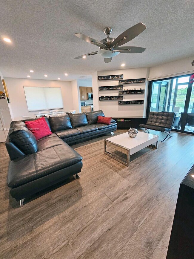 3483 Emerald Oaks Dr in Hollywood, FL - Building Photo - Building Photo