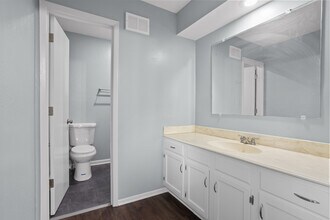 642 NW Valleybrook Rd in Blue Springs, MO - Building Photo - Building Photo