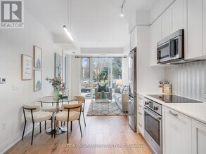 293 S Kingsway in Toronto, ON - Building Photo - Building Photo