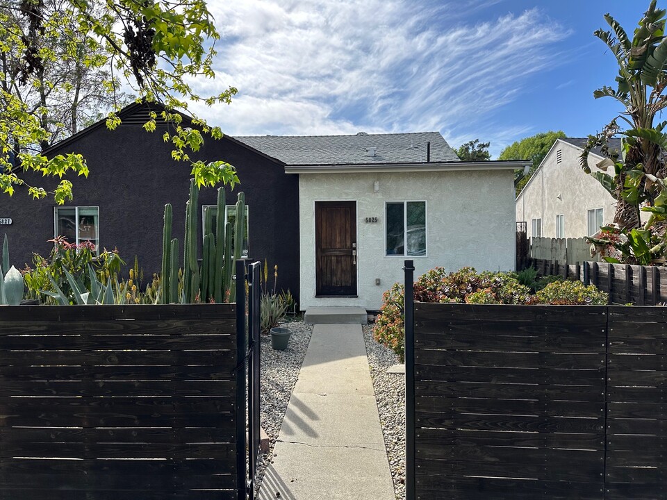 5825 Kester Ave in Van Nuys, CA - Foto de edificio